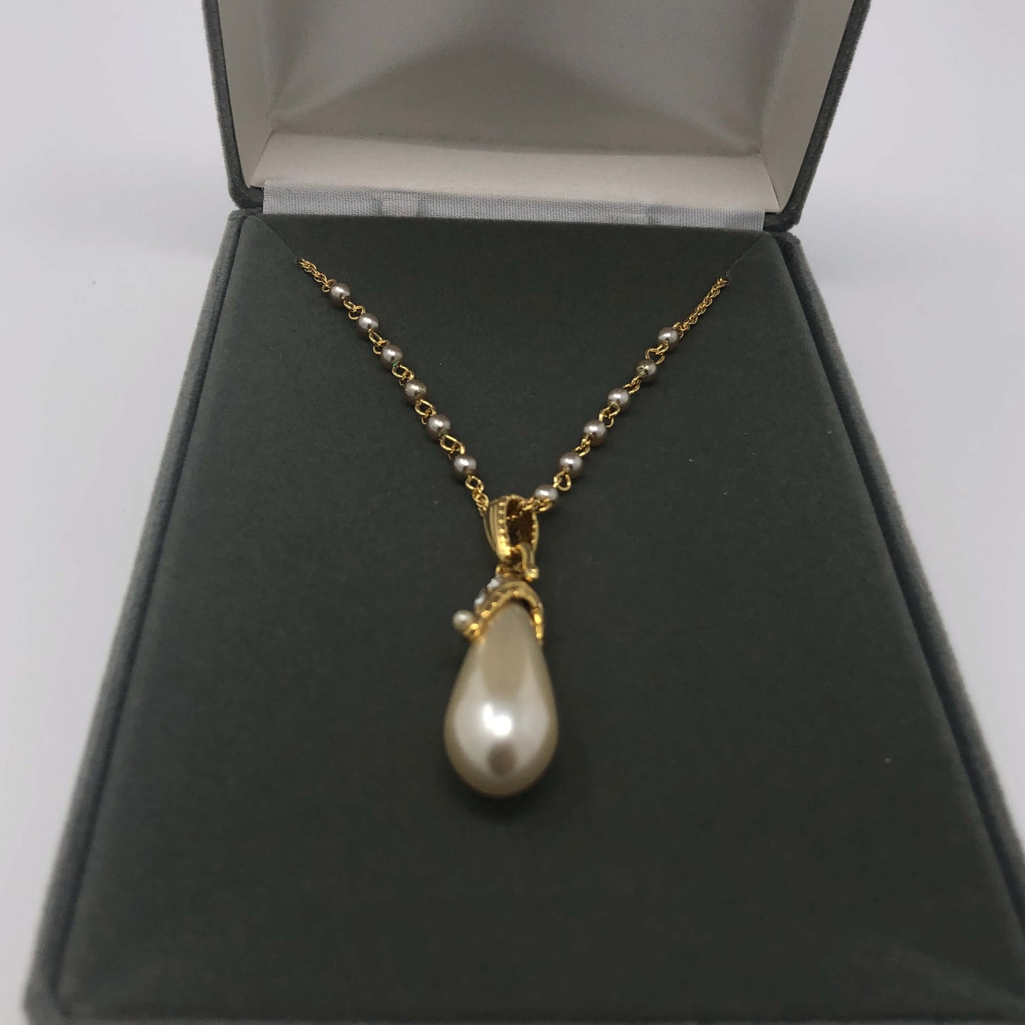 Tear Drop Pearl Necklace - Rofial Beauty