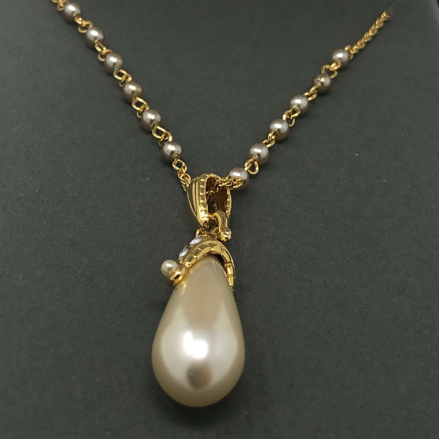 Tear Drop Pearl Necklace - Rofial Beauty