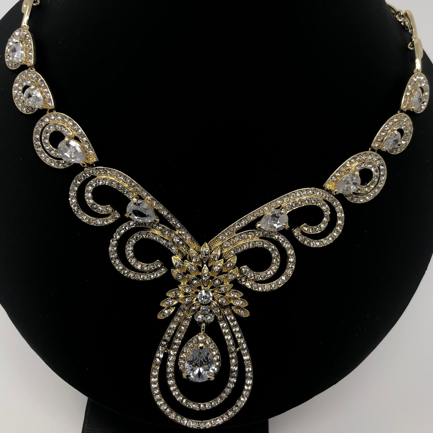 Large Golden Necklace - Rofial Beauty