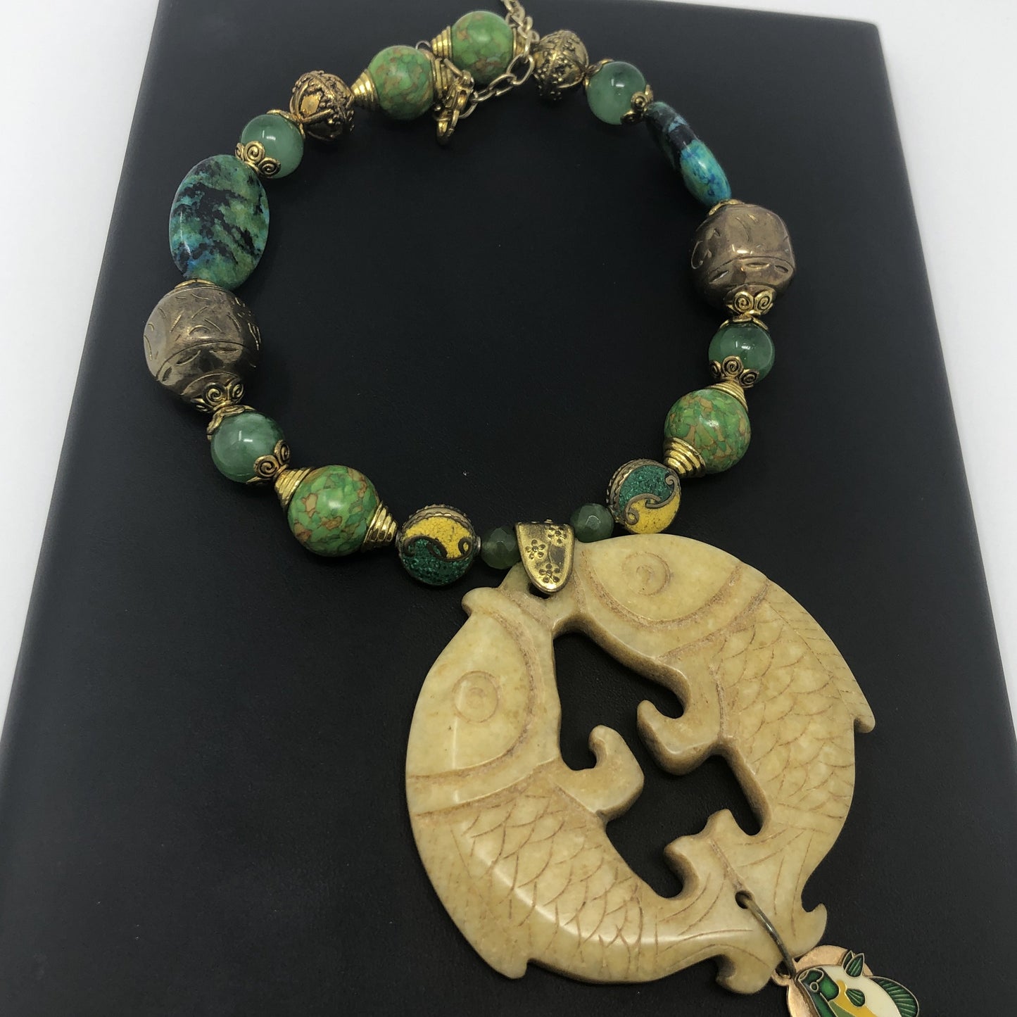 Jade Stone Chocker - Rofial Beauty