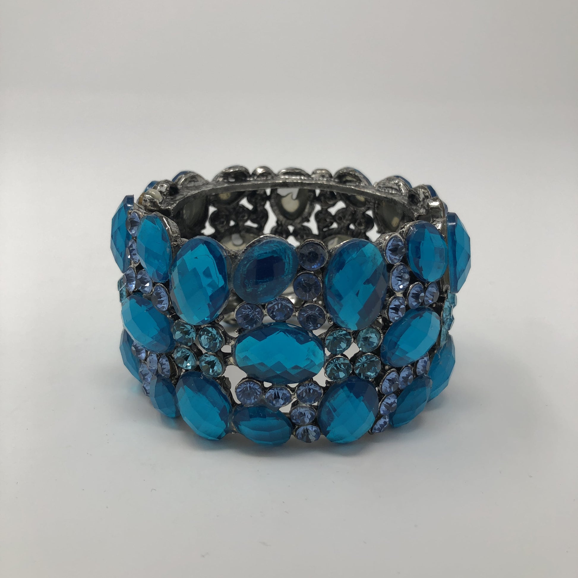 Lustrous Blue Bracelet - Rofial Beauty